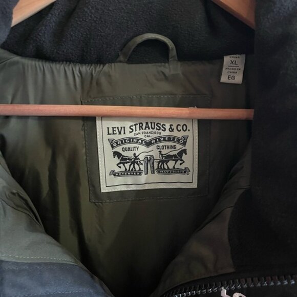 Levi’s puffer jacket - Picture 3 of 5